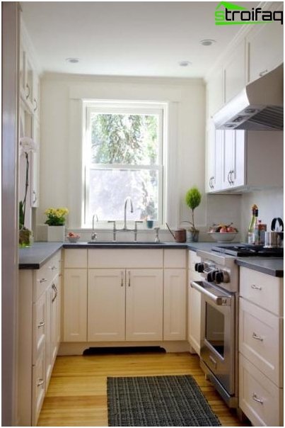 Interior blanco en una pequeña cocina.