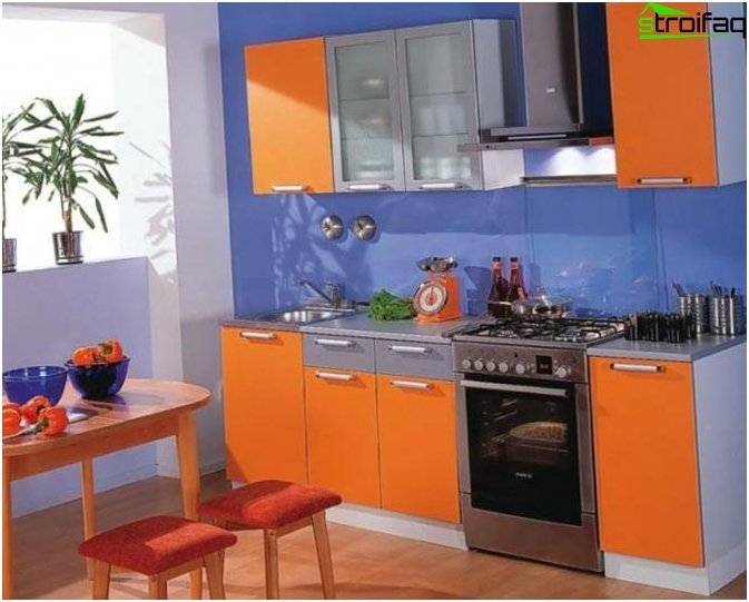 Diseño de cocina azul naranja