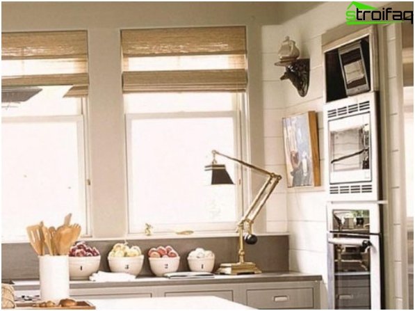 Záclony v kuchyni se dvěma okny