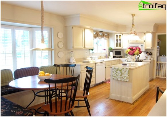 Dining table in the kitchen: photo 4