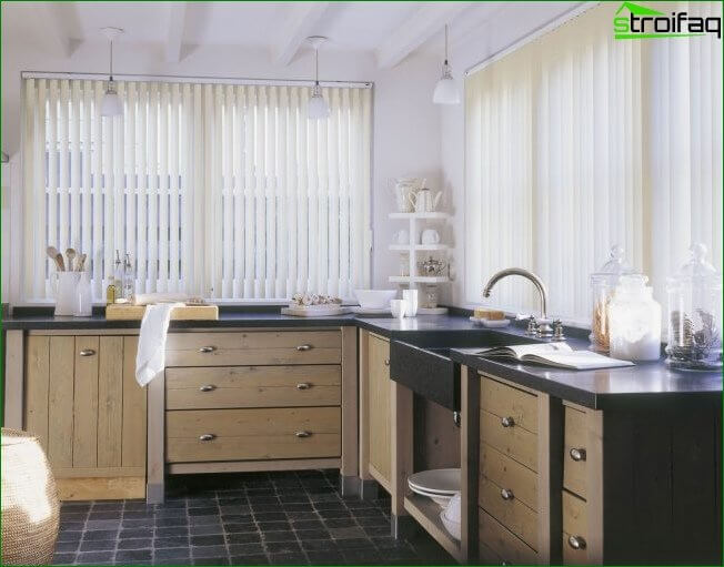 Ilmakeittiö, jossa puinen keittiösarja, ja erittäin kätevä käyttää ikkunalautaa