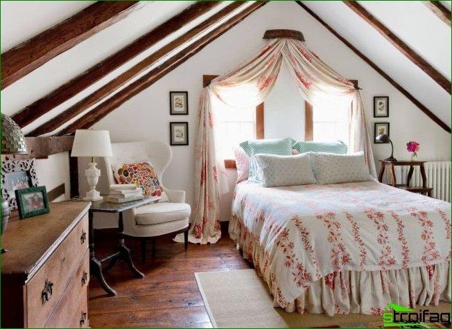 Можете да настроите таблото към прозореца на тавана: таванът под формата на склонове на покрива добавя специален уют на стаята