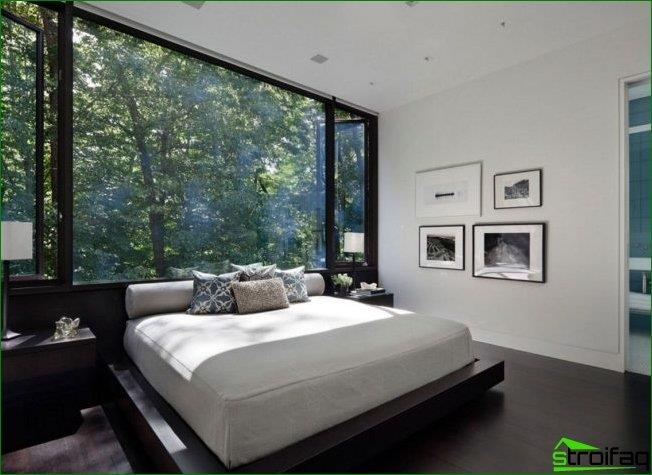 Свеж поглед към спалнята: инсталиране на таблото над стената до прозореца