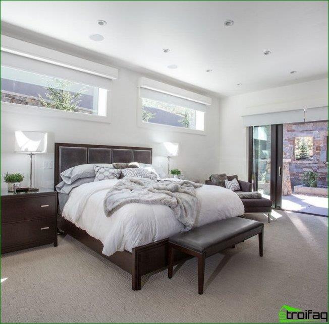 Монтажът на легло до главата до прозореца може да се предвиди още на етапа на строителството. За целта изберете ъглова стая и инсталирайте тесни прозорци възможно най-близо до тавана.