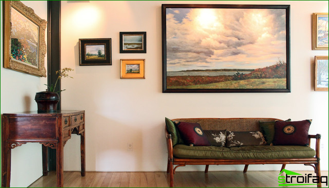 Panel of paintings of different sizes on the wall of the hallway