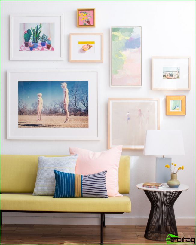 Fali panel a nappaliban vegyes irányú kis festményekből