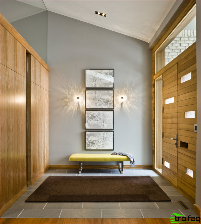 A four-part painting adorns the entrance hall in a contemporary style.