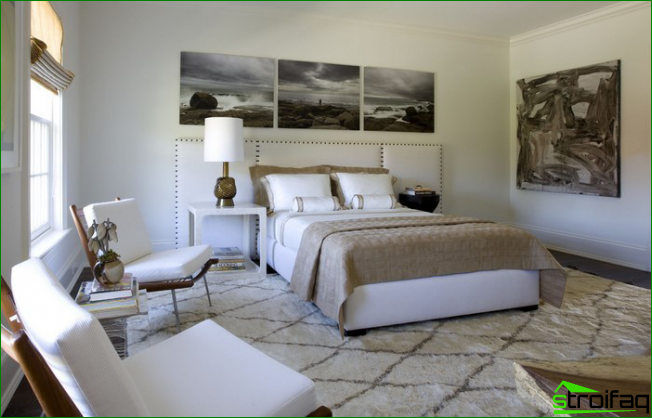 Placement of paintings in the bedroom the entire width of the head of the bed