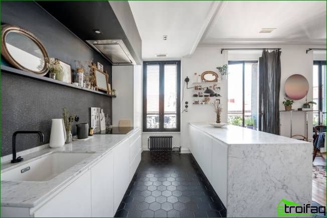 Черно-бяла кухня в стил Арт Нуво без горни шкафове
