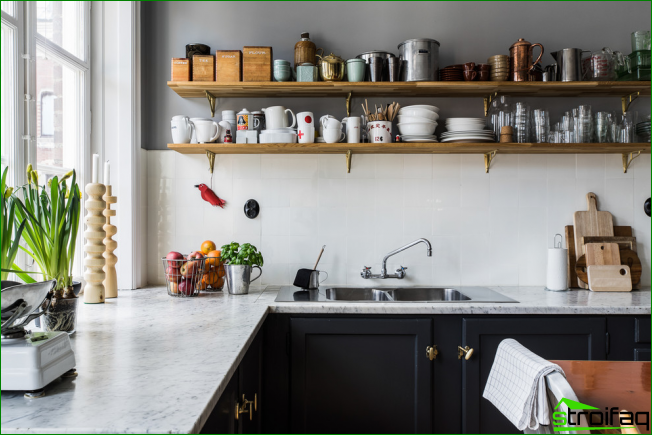 V malé kuchyni mohou být otevřené police dobrým místem pro uložení nádobí a dalších kuchyňských potřeb