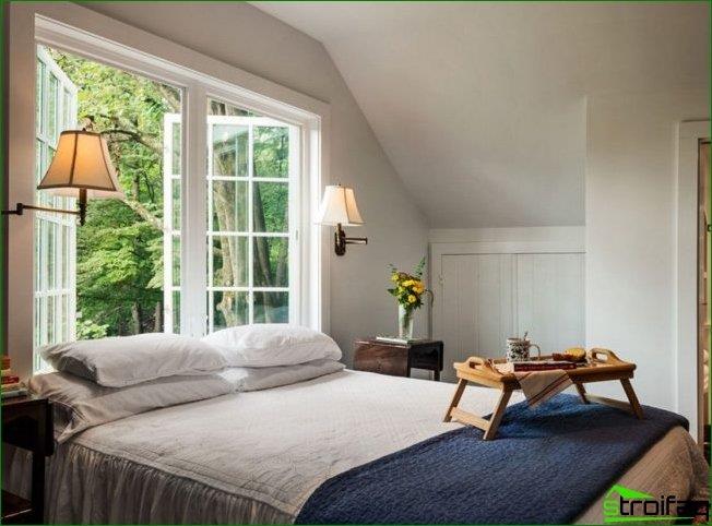 Ved at installere en seng med et lavt hovedgavl til vinduet, kan du gøre de sædvanlige ting bare vågne op og nyde den storslåede udsigt fra vinduerne