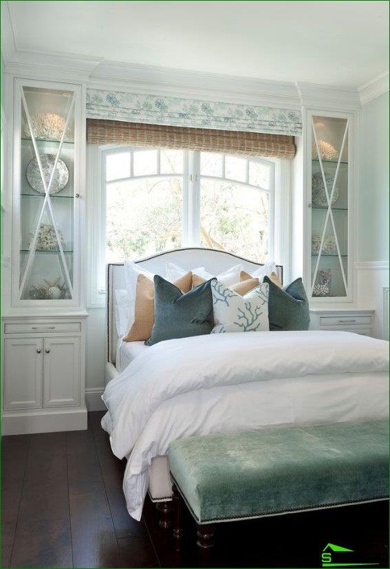 ستائر رومانية في غرفة النوم - أفضل خيار لأولئك الذين يرغبون في ضبط لوح السرير الأمامي على النافذة