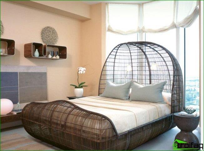 Панорамните прозорци в заоблената стая създават допълнително пространство за легло