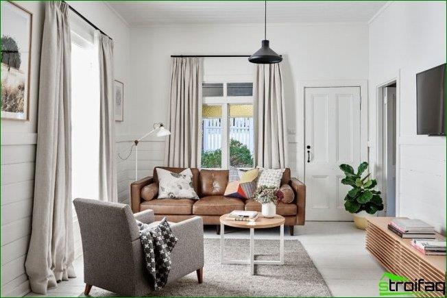 Světlý moderní obývací pokoj s malým stolkem