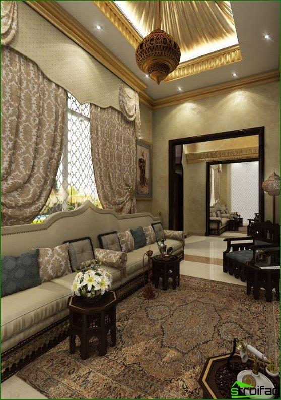 Orientální koberec v harmonii s polštáři a závěsy v interiéru