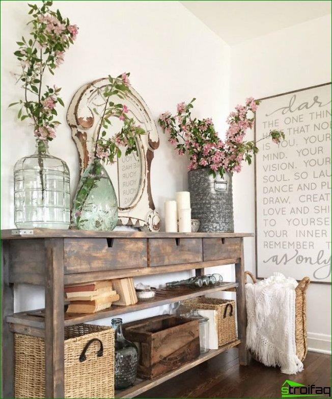 Provence-tyylisissä käytäväpöydässä olevissa ulokepöydissä on oltava avoimet hyllyt, joille maalauksia, koripapeissa olevia esineitä ja muita tärkeitä lisävarusteita säilytetään