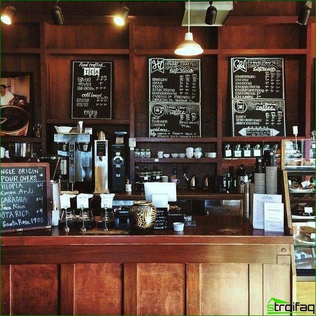 Los clásicos de las cafeterías de diseño incluyen paneles de madera.