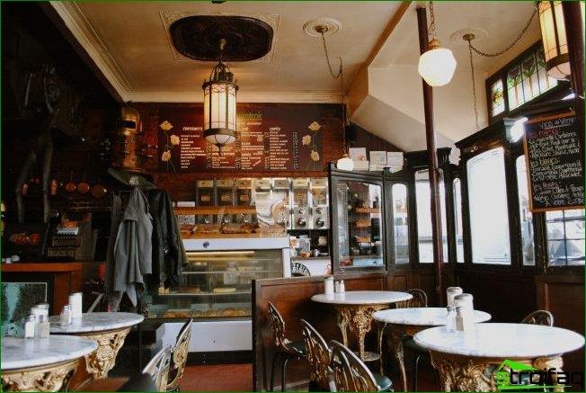 Muebles tallados en el interior de una cafetería clásica.