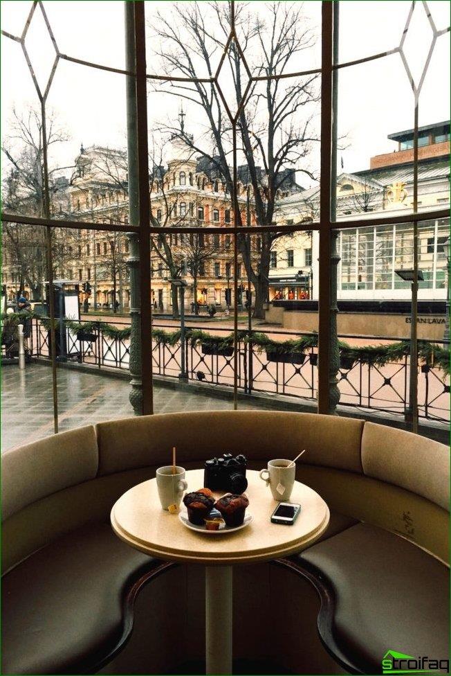 Sofá redondo y suave con una pequeña mesa en el centro y una hermosa vista desde la ventana.