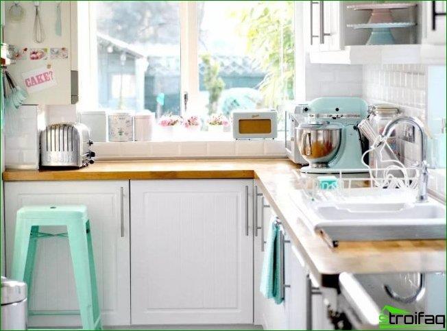I køkkenet under vindueskarmen kan du integrere det nødvendige elektriske udstyr