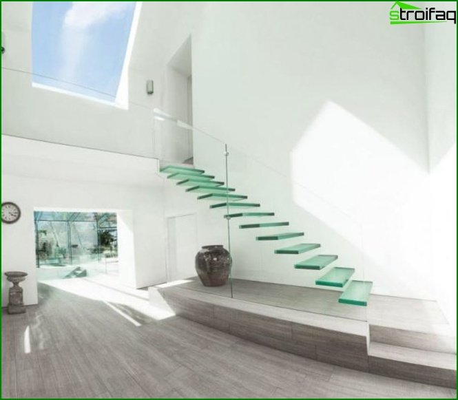 Снимка на красиви стълби към втория етаж
