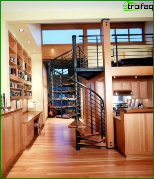 السلالم الخشبية في الطابق الثاني