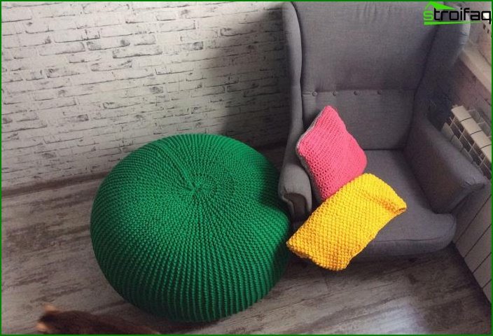 Knitted poufs in the interior 8