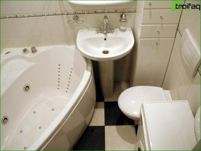 Designfoto af et lille badeværelse
