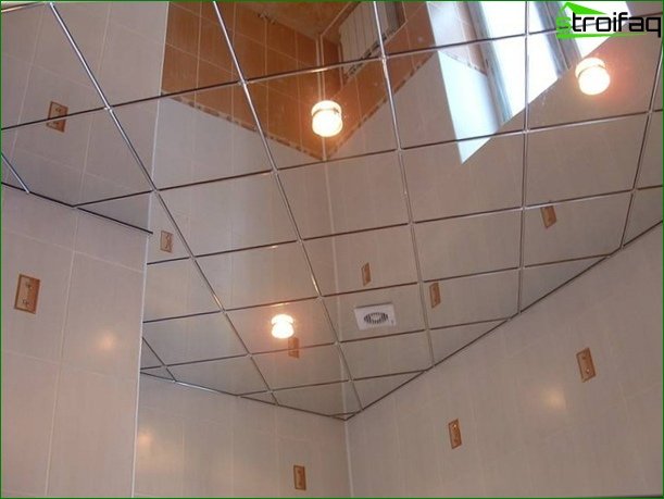 Mirrored ceiling in the bathroom