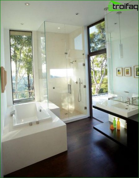 Badeværelse med vinduer