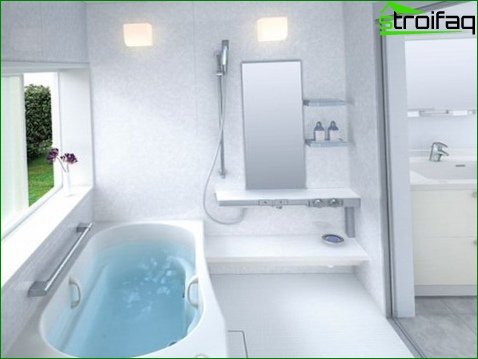 Valkoinen kylpyhuone omakotitalossa