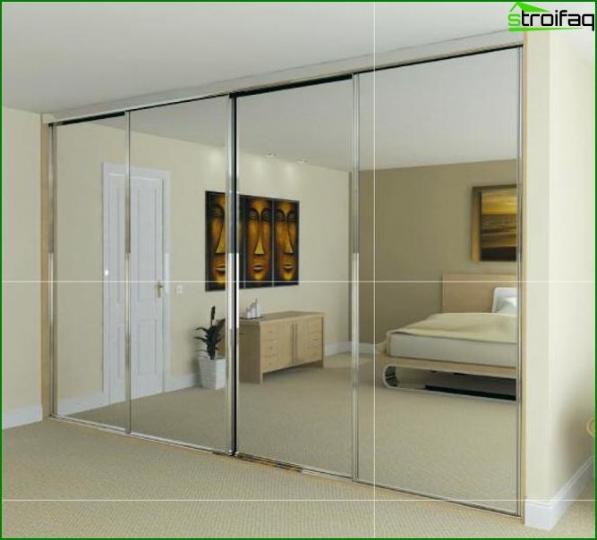 Glidende garderobe i et soveværelse med et spejl