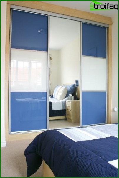 Glidende garderobe i et soveværelsesfoto