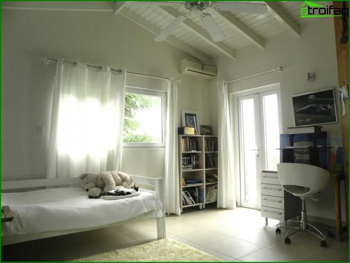 Bedroom with a separate balcony or loggia - photo 1