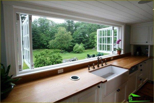 кухня с прозорец