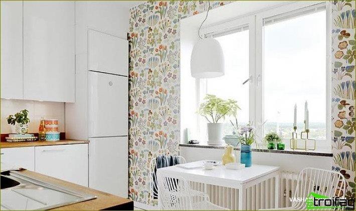 Кухня в Хрушчов с хладилник