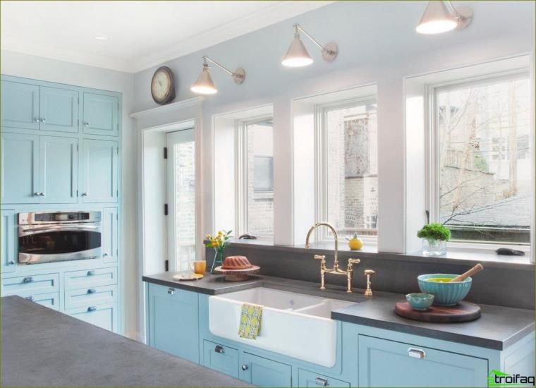 синя кухня снимка